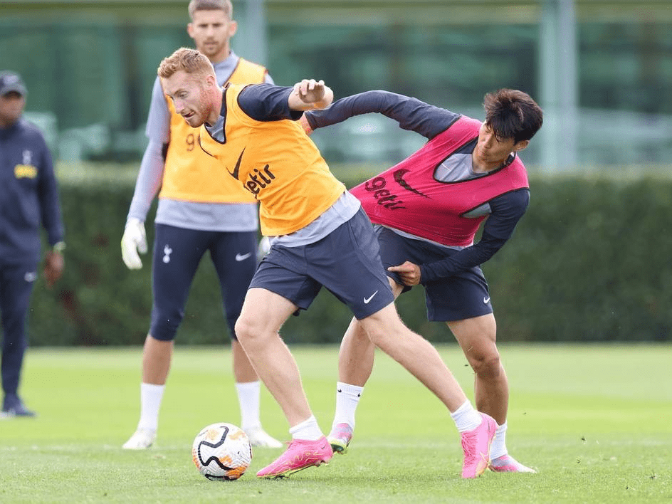 足球评论员如何分析比赛？（足球赛事解读：评论员的分析思路）