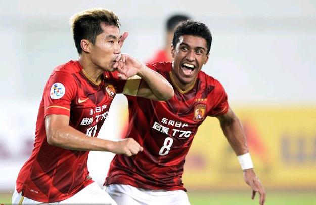 不可触碰的美，若昂-内维斯女友马达莱娜晒暗黑风妆造