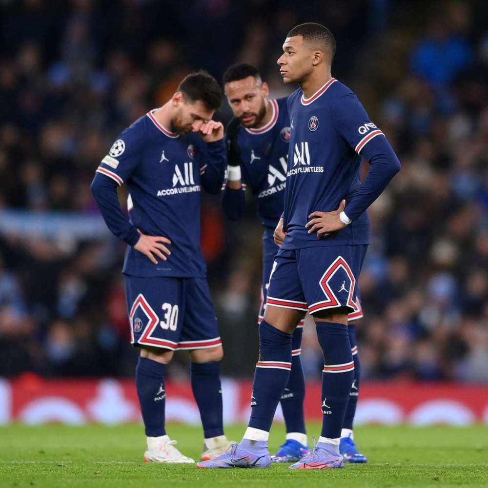 巴萨第六次欧冠单场上半时染红，阿劳霍两度上榜（欧冠赛场巴萨第六次上半场吃红牌，阿劳霍两度在列）