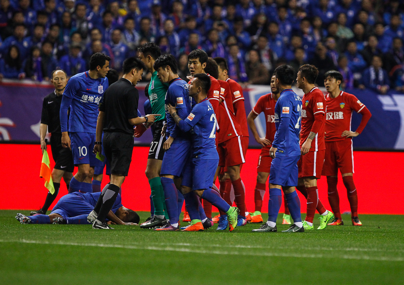 不是点球！英超官方：查洛巴撞倒戈登属护球动作，因此未判点（英超官方：查洛巴与戈登的接触系护球动作，未判点球）