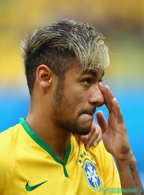 英媒：吉藤斯受伤后情况并不严重，将继续留在英格兰U21队（英媒：吉藤斯伤势不重，仍将留队随英格兰U21征战）