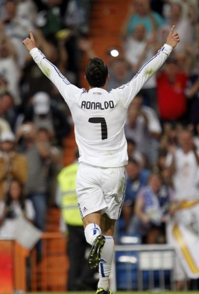 手腕骨折+肩部受伤，巴黎主席纳赛尔缠着绷带赴客场督战欧冠（手腕骨折肩伤在身，巴黎主席纳赛尔缠绷带客场督战欧冠）