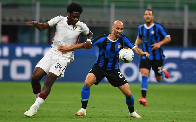 上海海港实现三连冠，申花亚军，梅州客队降级，亚冠表现不佳，山东泰山机会最大。