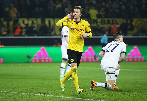 詹姆斯助攻队友完成精彩扣篮