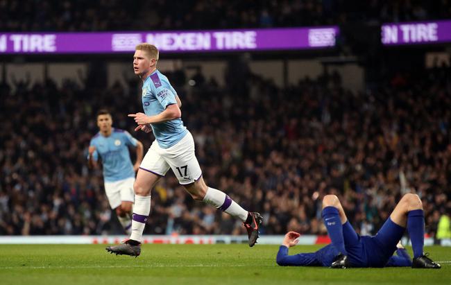 从前的对手再度相遇，博格巴与萨内欧冠相遇赛后寒暄（旧敌重逢：博格巴与萨内欧冠赛后握手致意）